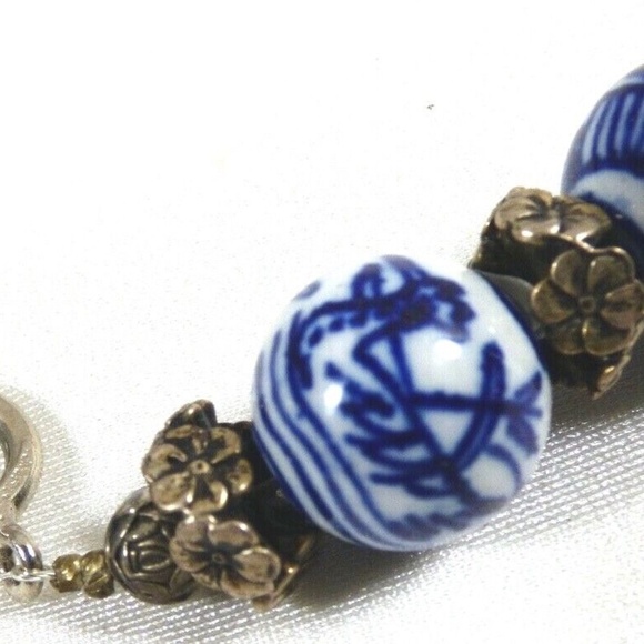 VTG White & Blue Round Porcelain beads silver tone spacers clasp bracelet 8"L - Picture 5 of 9